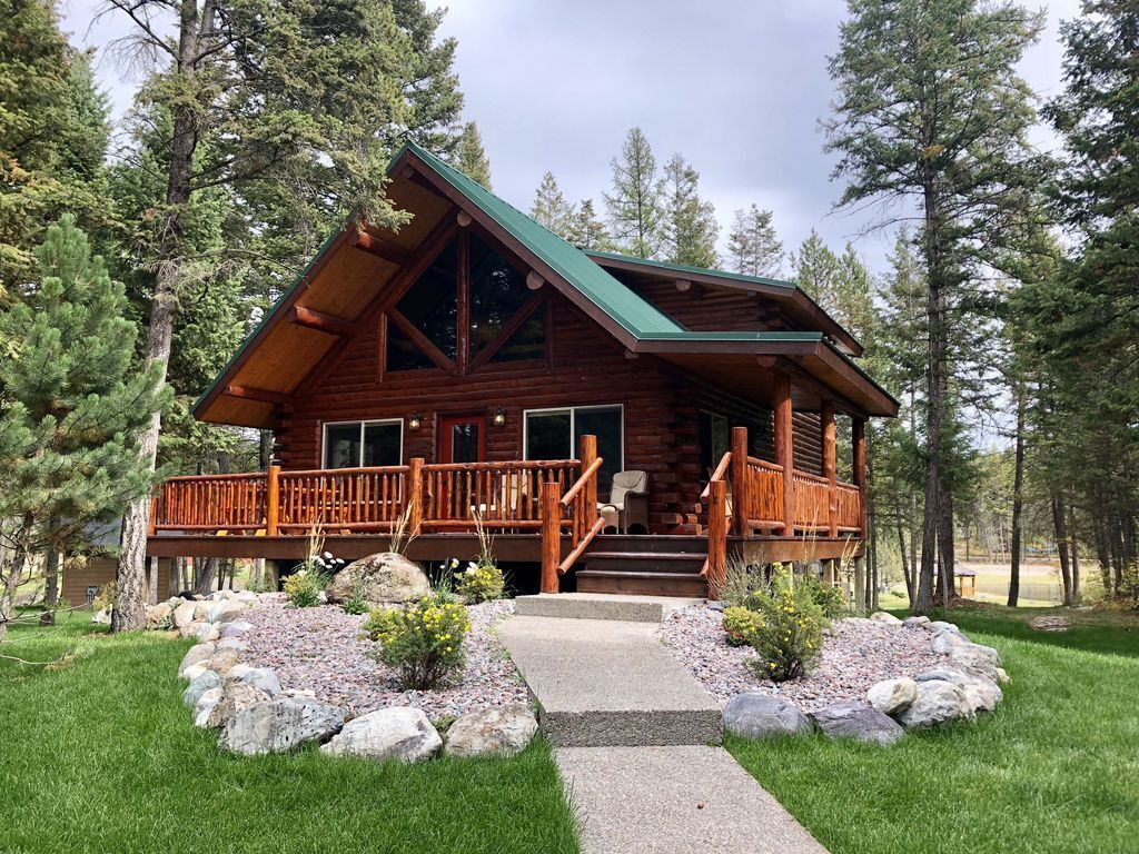 Beautifully landscaped porch with Weber Gas Grill, picnic table, and outdoor chairs. Great wildlife viewing area. Turkeys and deer frequent the area regularly.