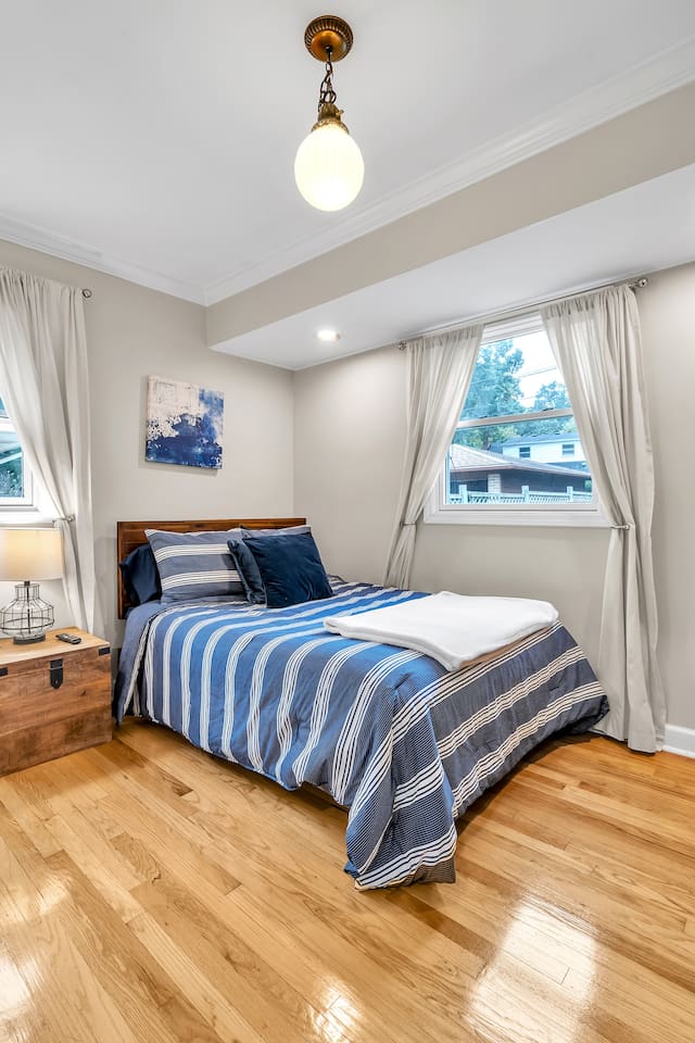 With high-quality linens and a plush mattress, it will offer a lovely relaxation oasis to keep you rested.