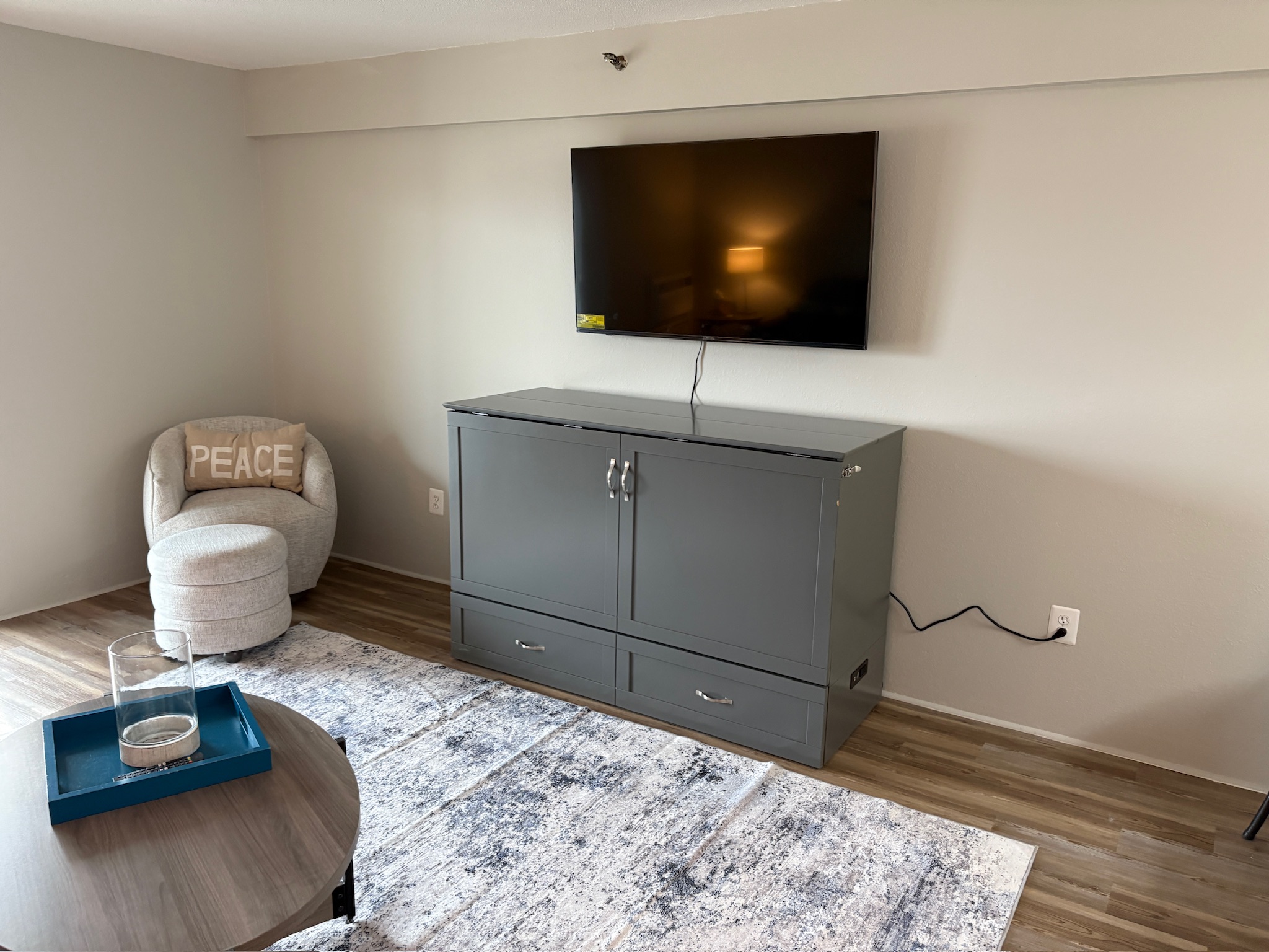 Enjoy streaming entertainment on the Smart tv