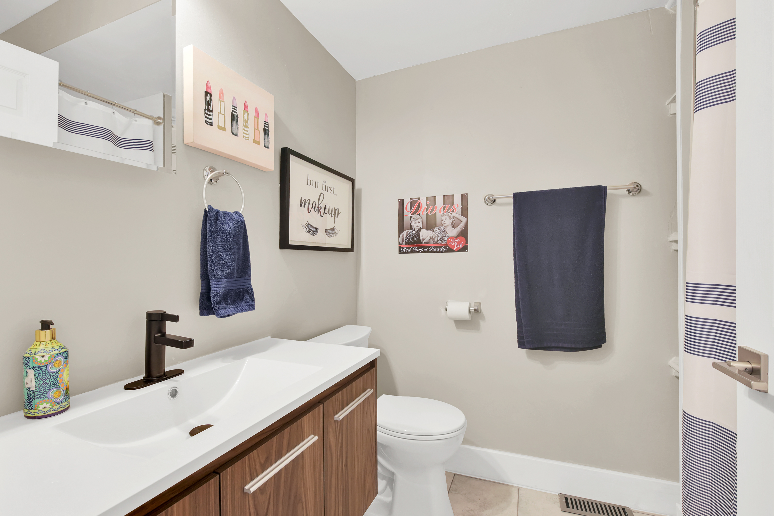 Common Bath w/ tub
