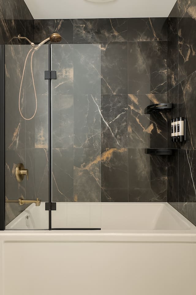 Salle de bain complète avec un bain-douche, savon, eau chaude et miroir illuminé :)