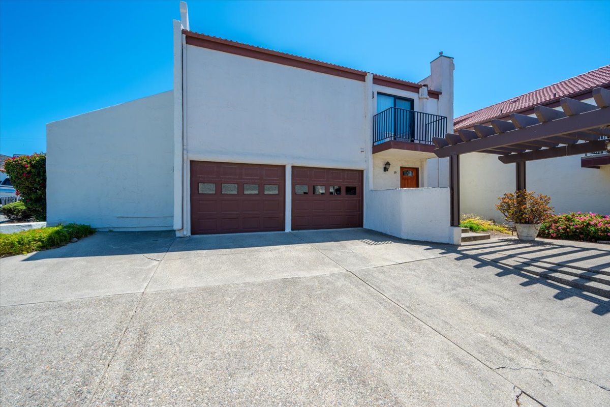 Welcome to (066) The Happy Clam- Two car garage