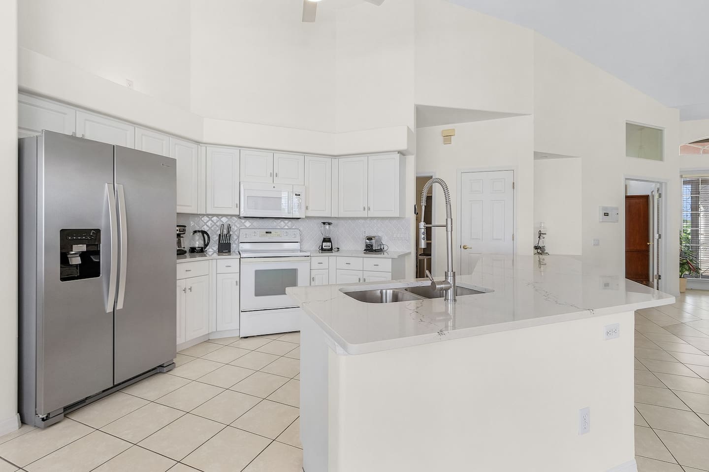 Fully equipped open kitchen for creating delicious meals and enjoying memorable dining experiences!