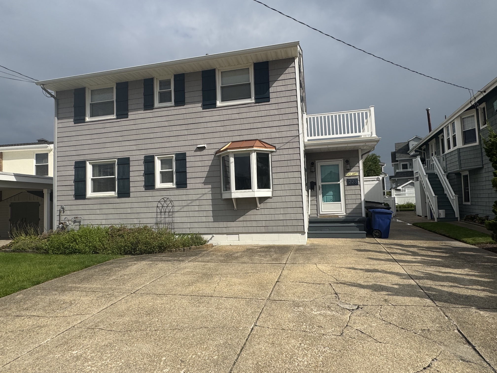 Exterior_Front_Facade_Driveway_Parking