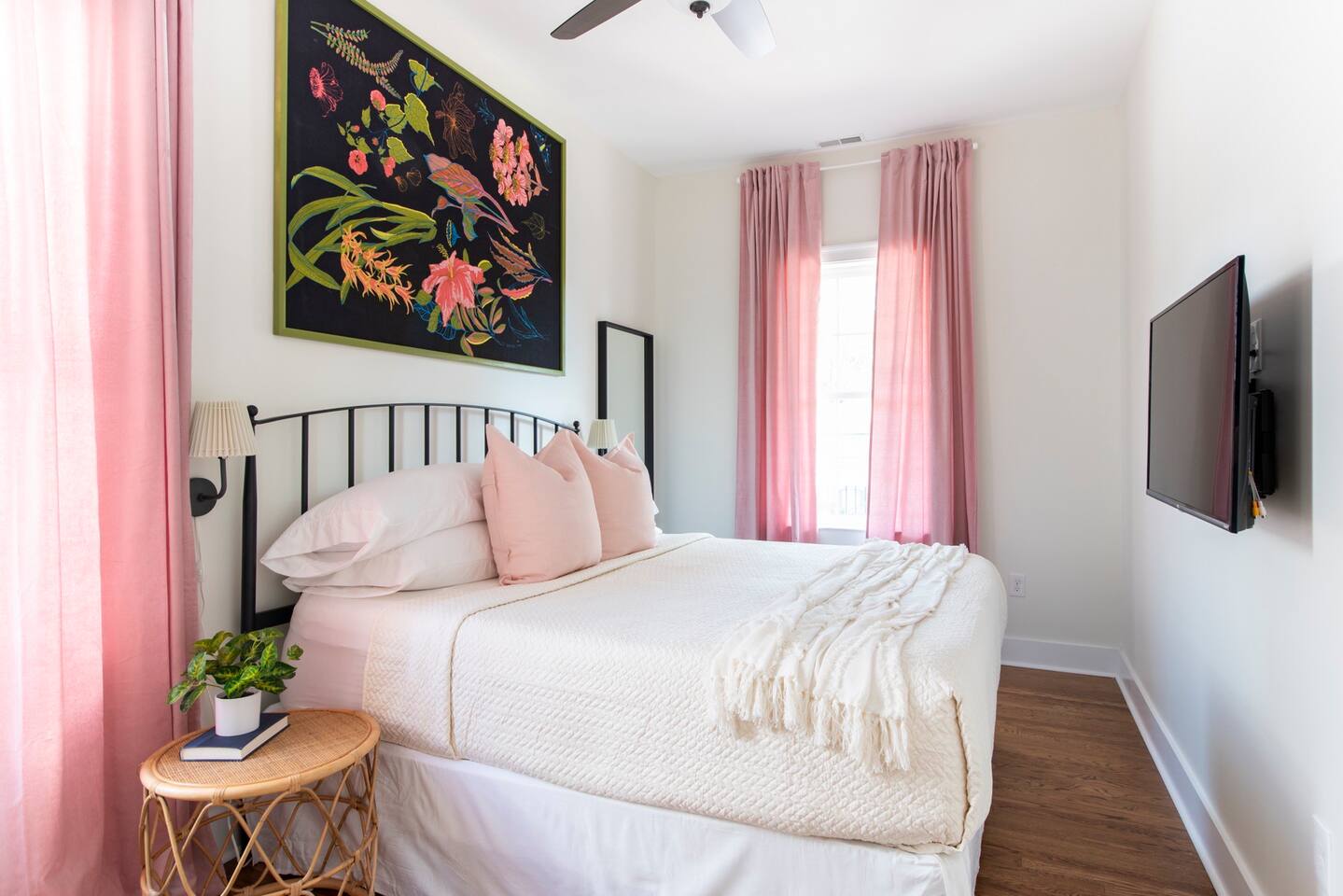 Bedroom 3*2nd Floor*Attached Full Bath*King Bed*50" Smart TV*Large Closet with Hangers*Ceiling Fan*White Noise Machine*Extra Blanket