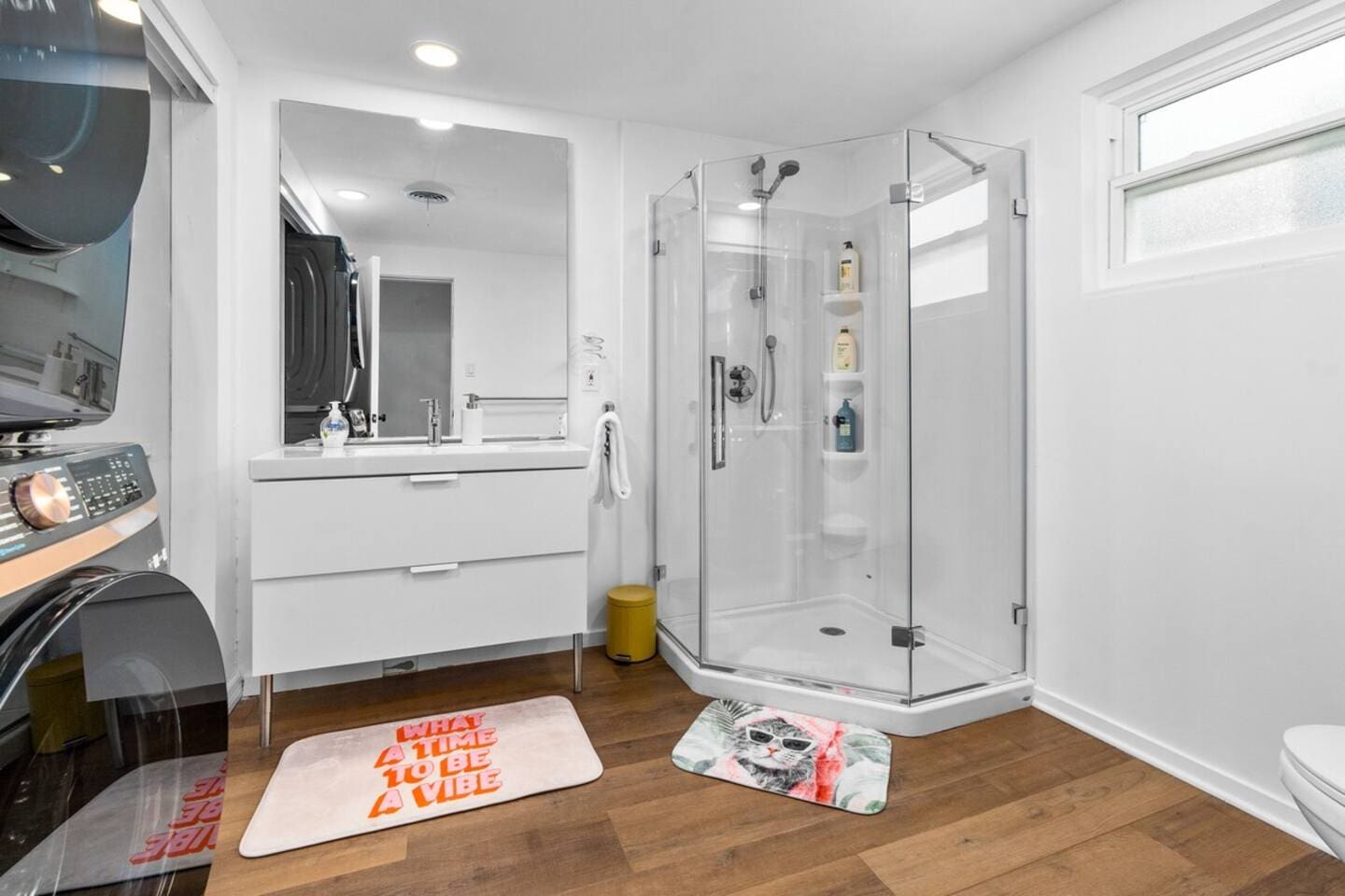 12 Beach Towels Provided in the Laundry with new Samsung Smart Washer and Dryer