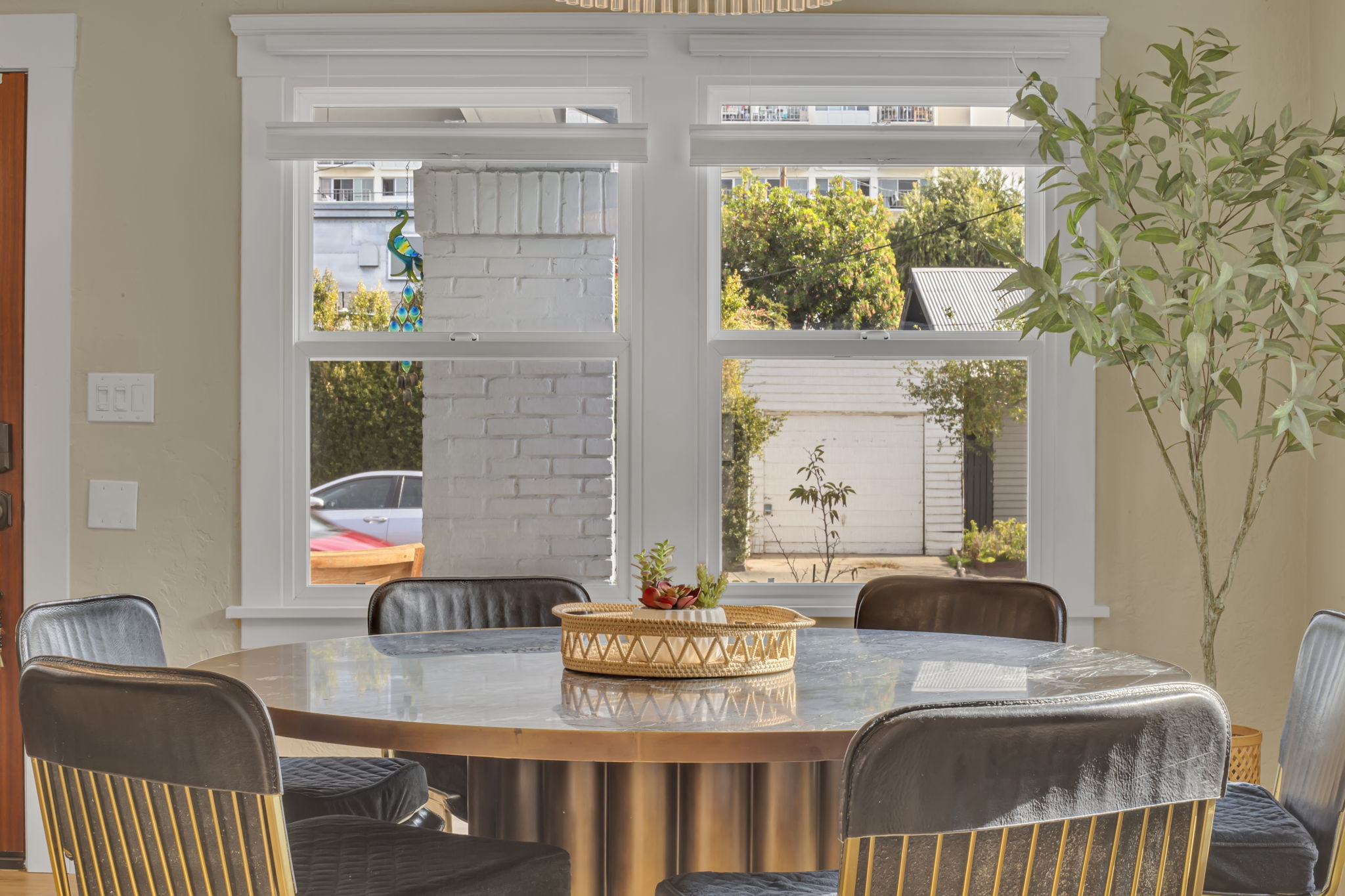 Dining Room: Plenty of seating, perfect for memorable mealtime gatherings!