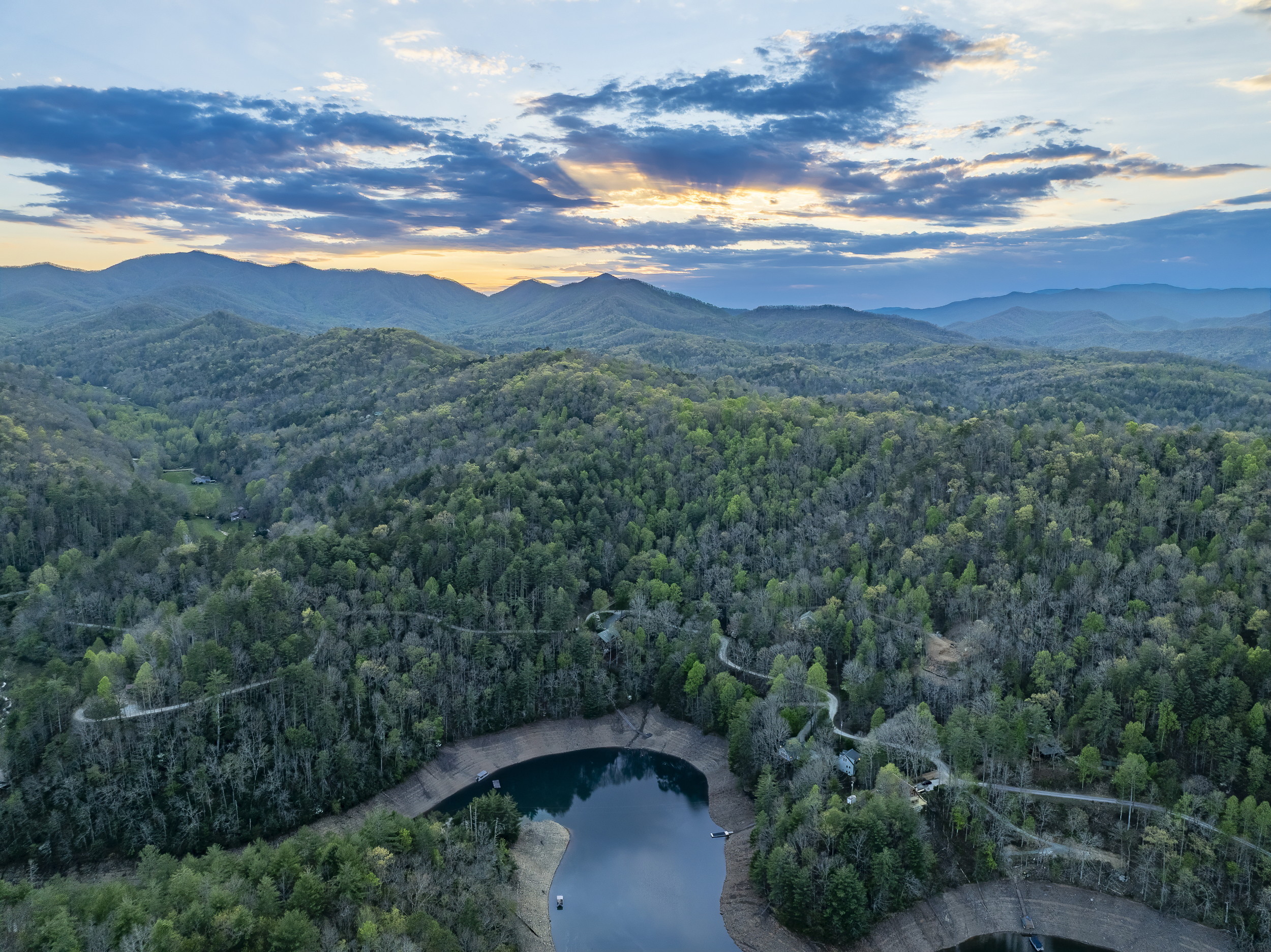 Scenic Viewpoint: Revel in breathtaking mountain vistas and tranquil waters at your getaway!