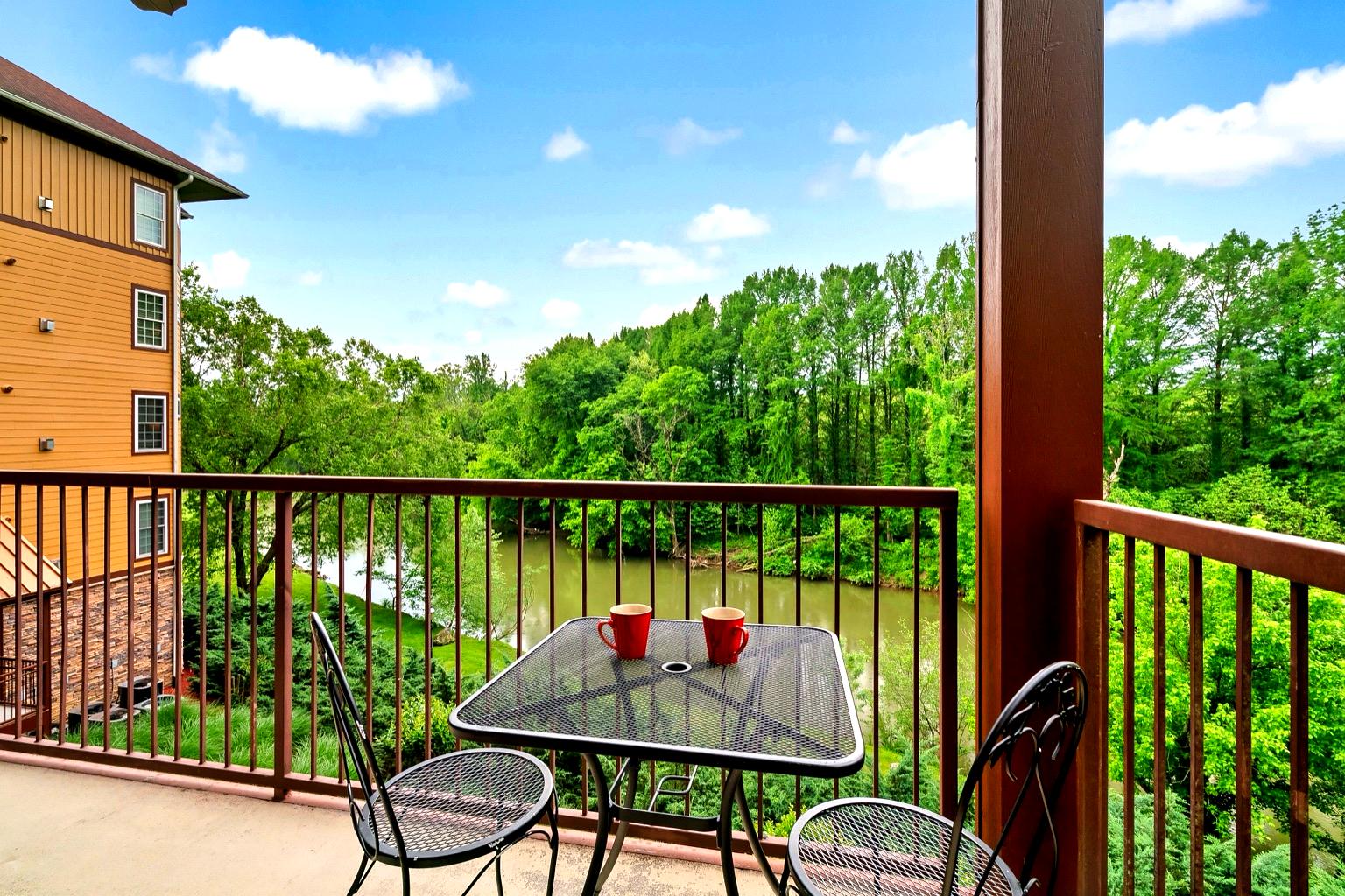River Views And Seasonal Pool Access - Charming Riverfront Retreat - Sevierville, TN
