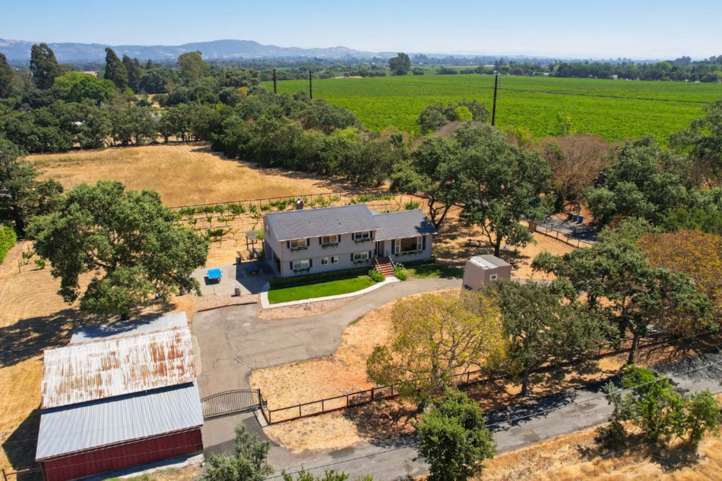 Close to wineries and a quick drive to downtown Sonoma.