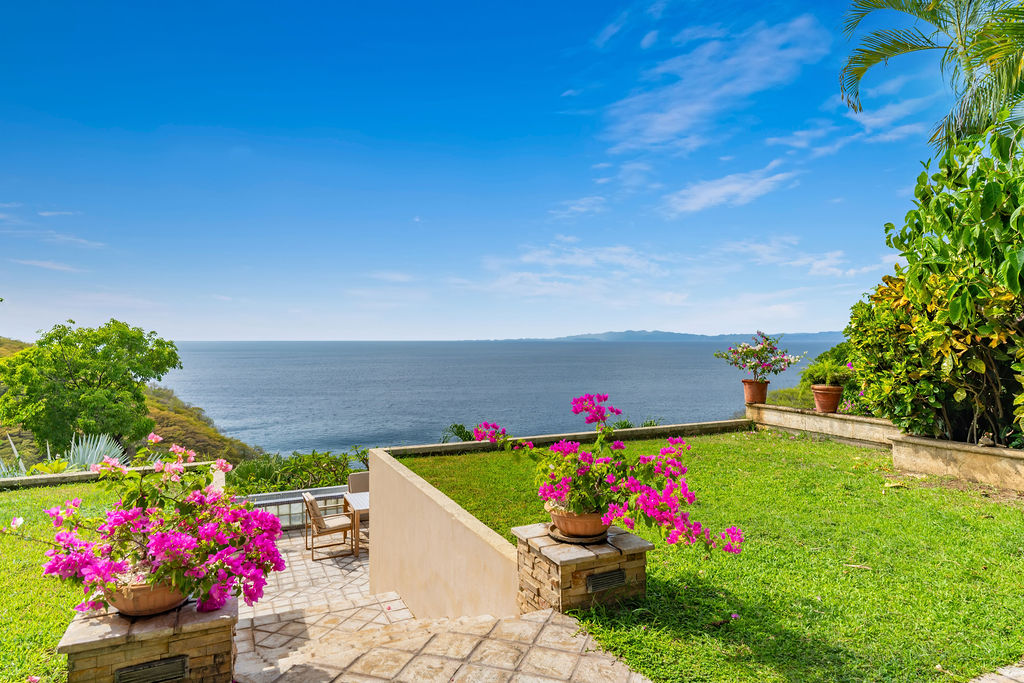 Sit outside or in and watch the wales breech, the sting-rays jump and the dolphins play! Welcome to paradise!