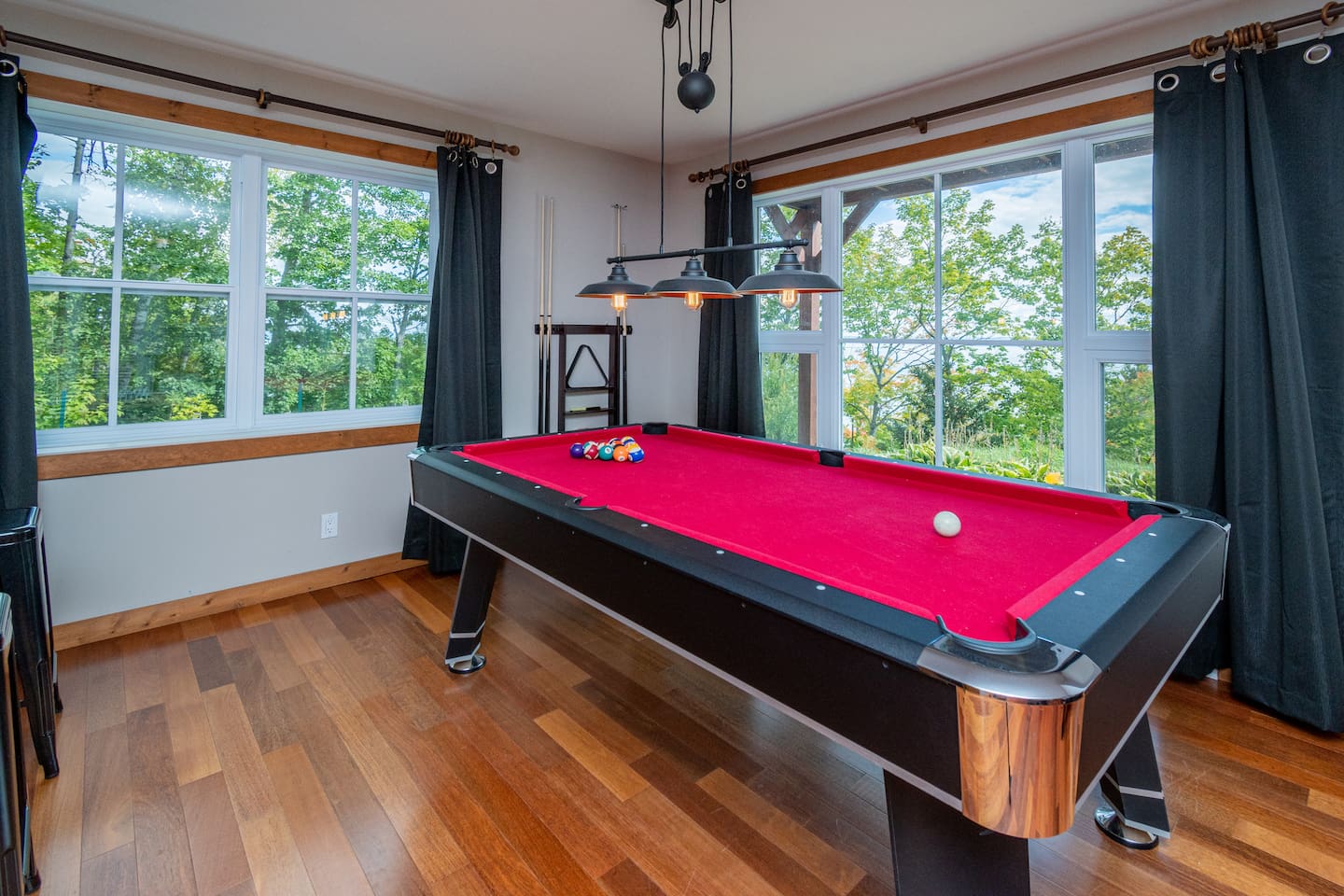 Belle table de billard avec vue extérieure.
