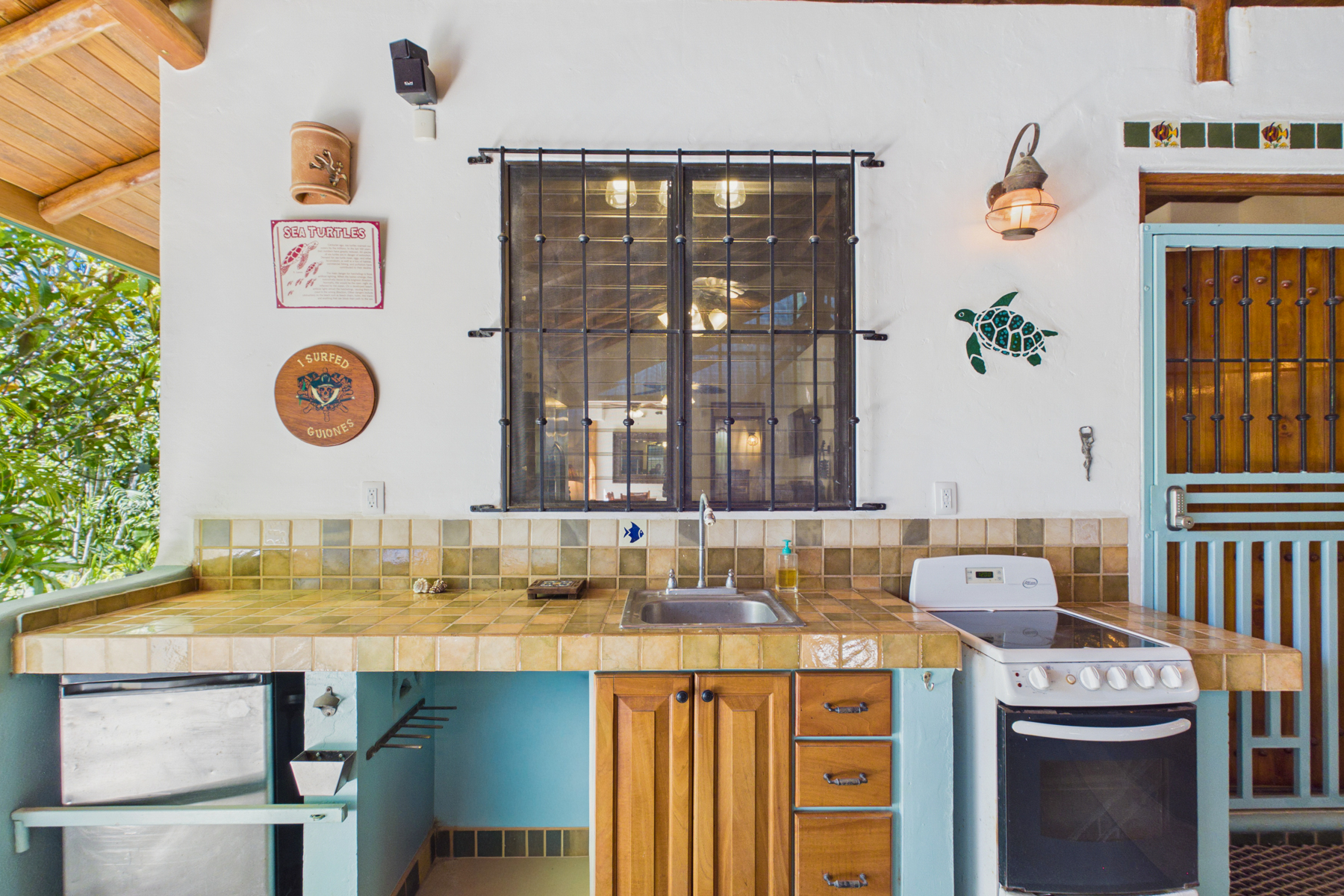 Outdoor kitchen in huge outdoor rancho