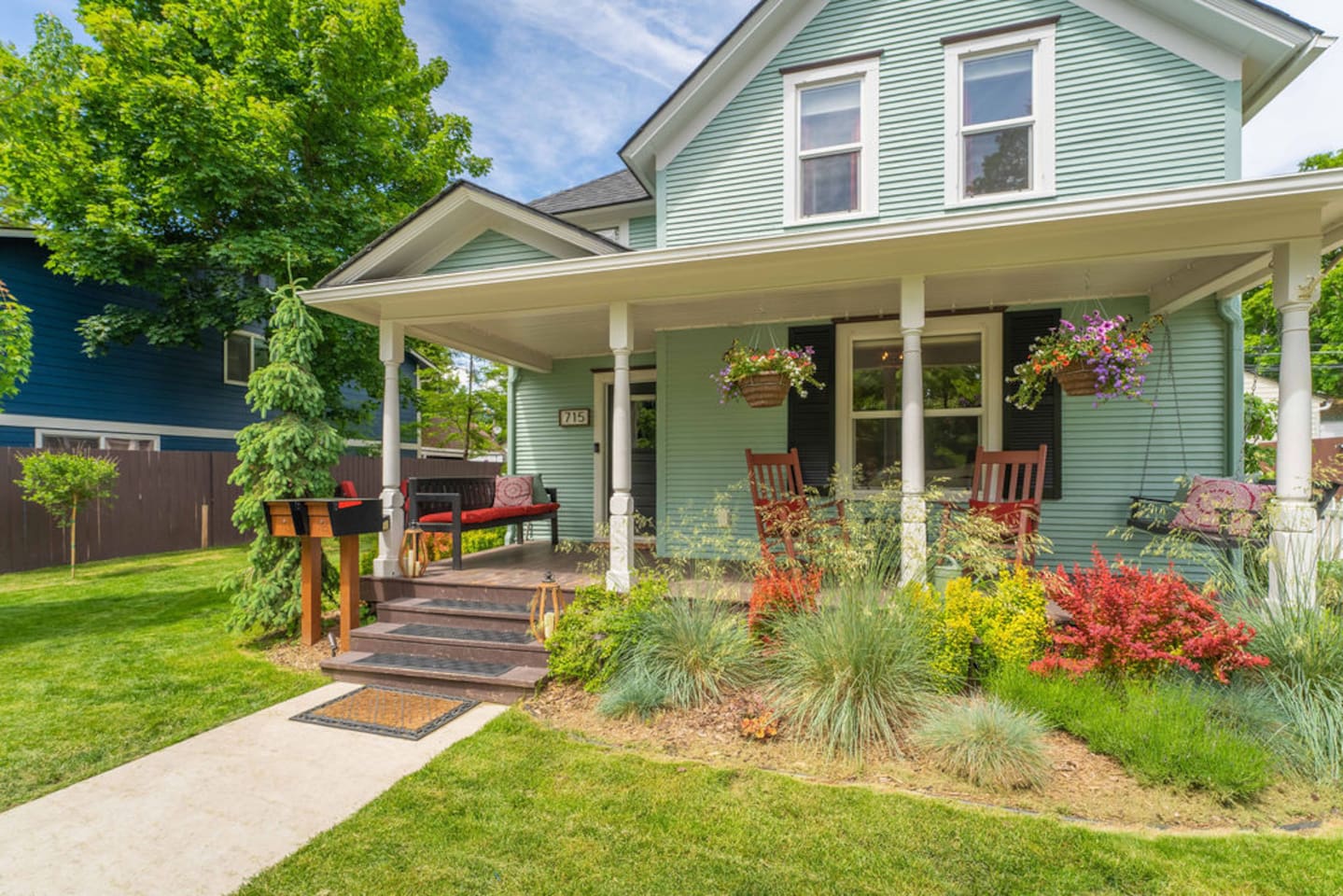 Downtown location just a few blocks to shopping, dining and entertainment.
