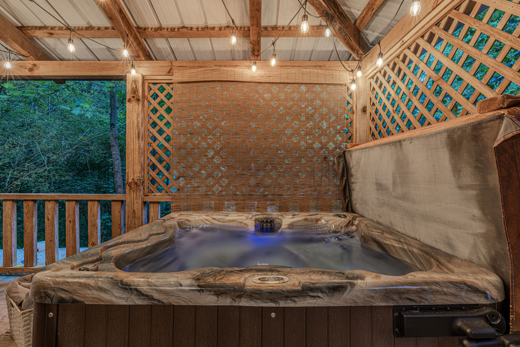 Private hot tub, covered deck, yours all weekend.