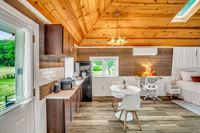 Due cottage - Set up a romantic dinner for two, all accessories in the photos are available for use during your stay.