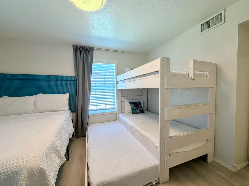Secondary Bedroom - Full Size Bed, Bunks and Trundle
