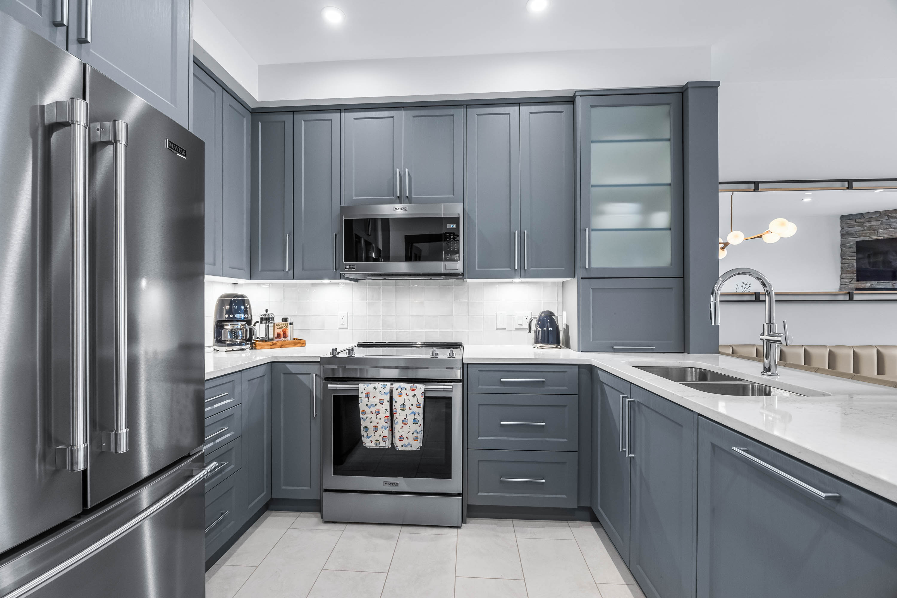 Luxurious Home In The Village Core - Hot Tub! 4