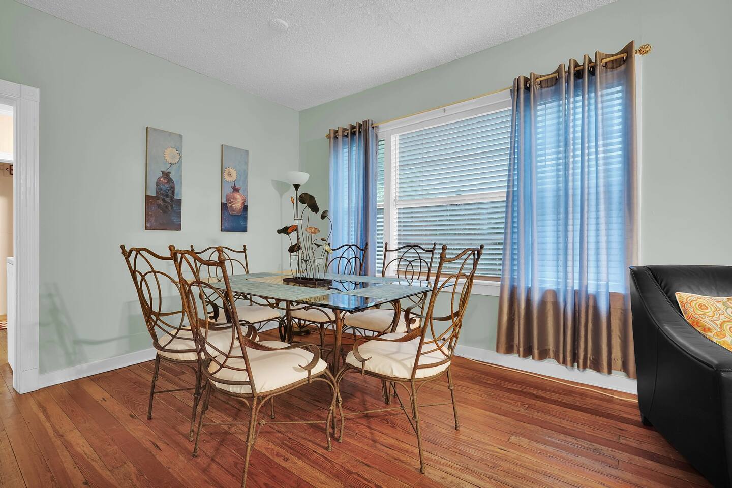 Nice dining table with seating for 6