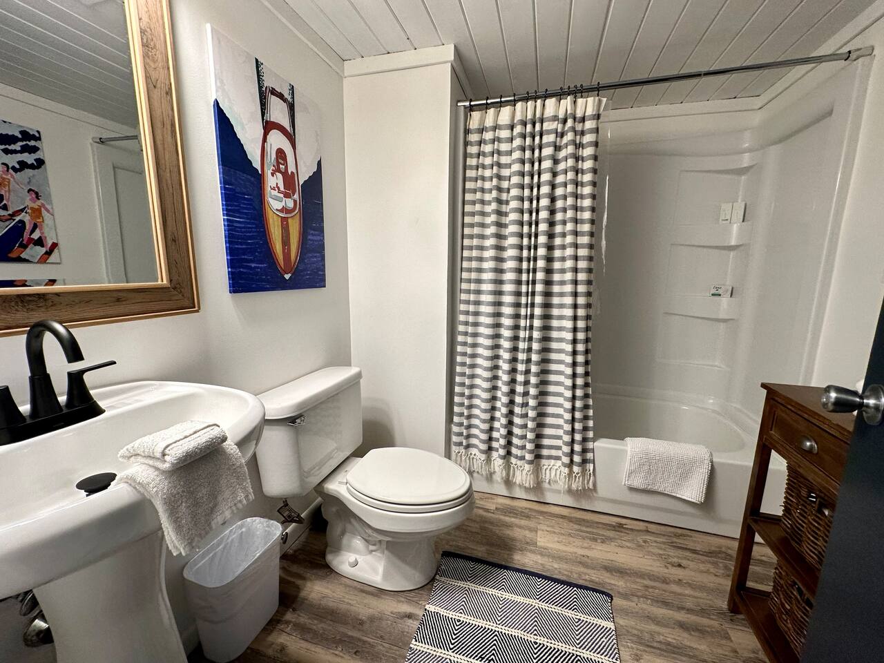 Cute full bathroom