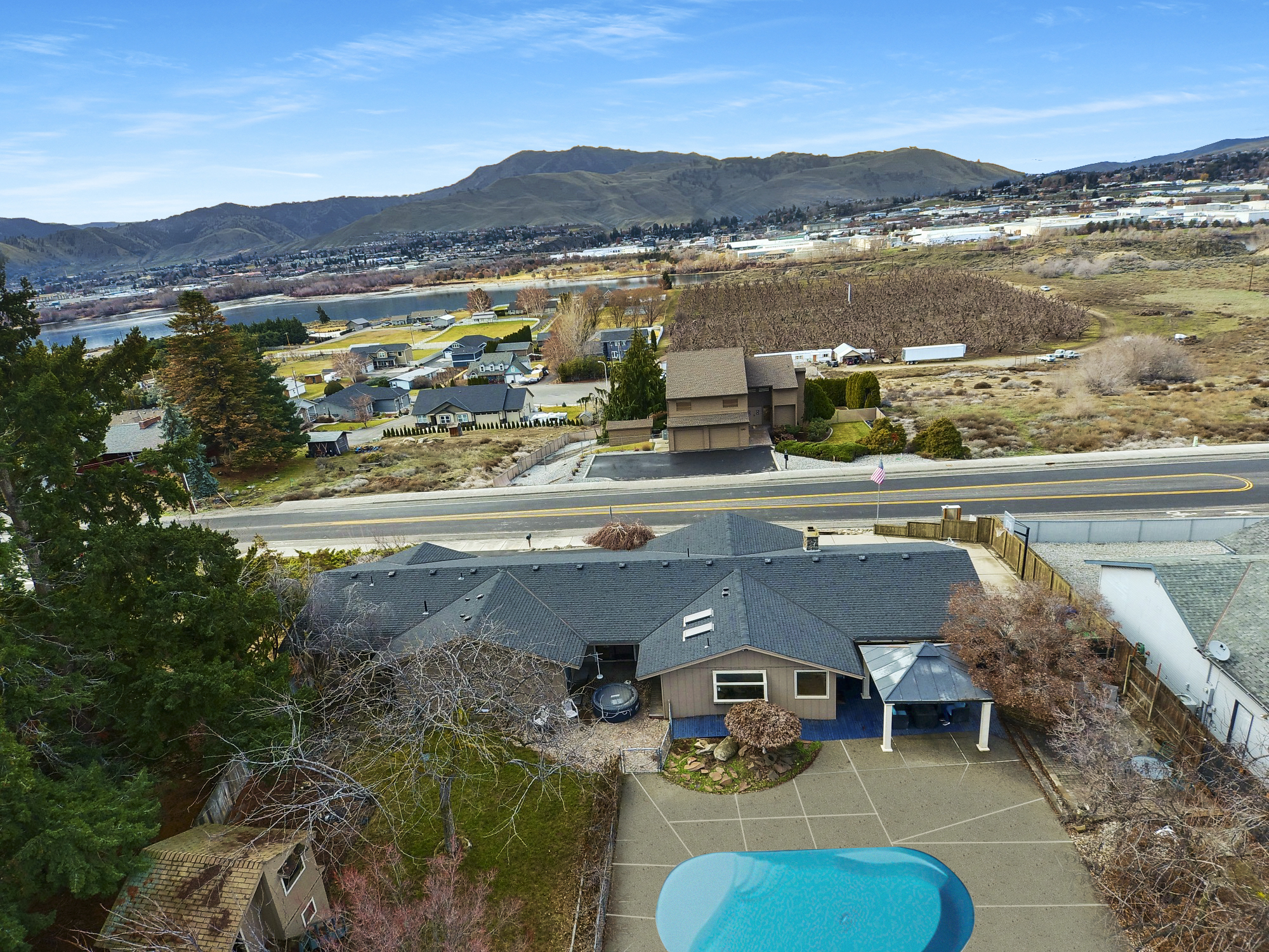 Enjoy the amazing views of the Columbia River, City views and Cascade Mountains.