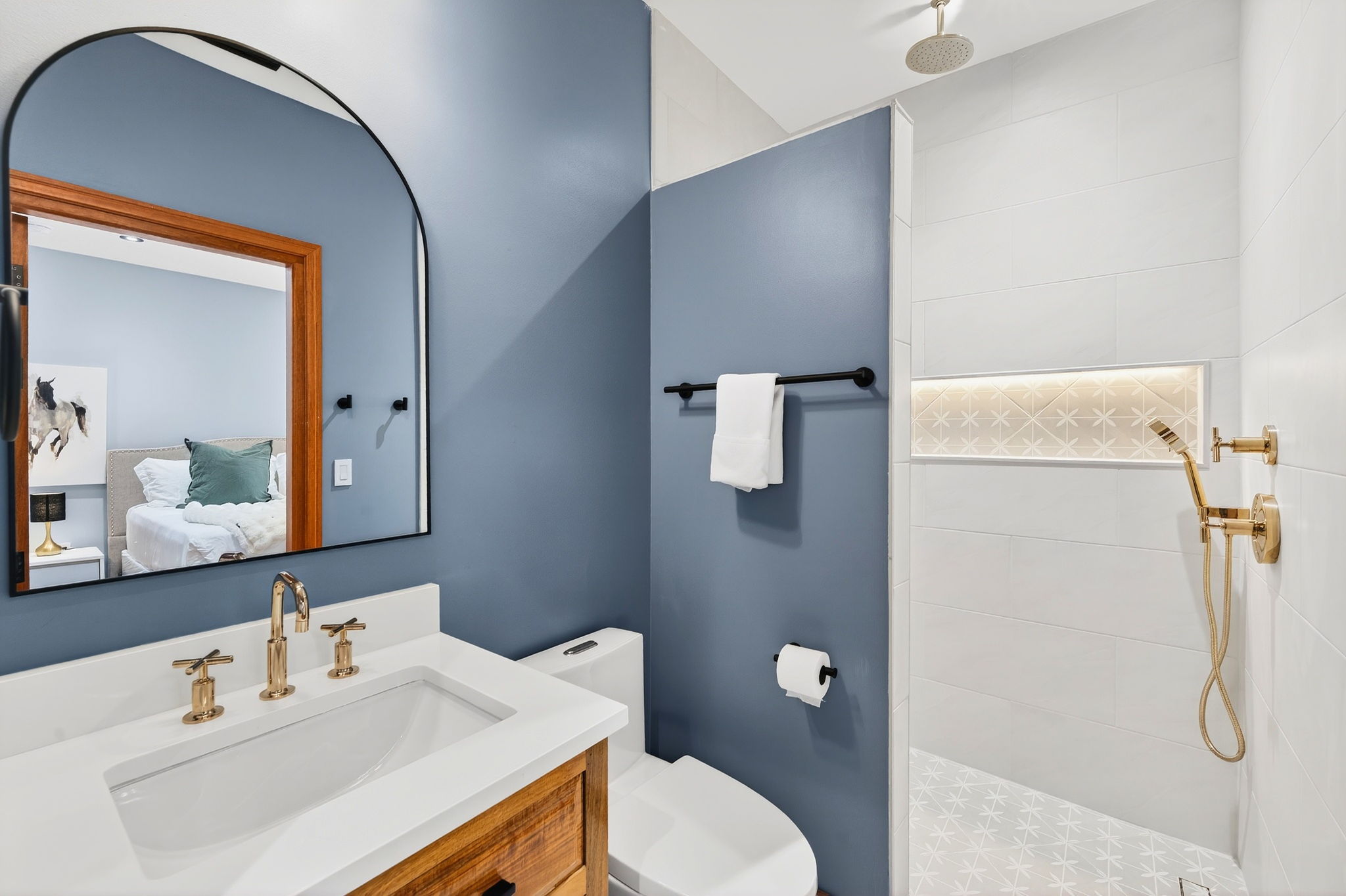 Ensuite Bath 6 | Rosewood Retreat | 2605 Palm Blvd, Isle of Palms, SC | IOP Escapes