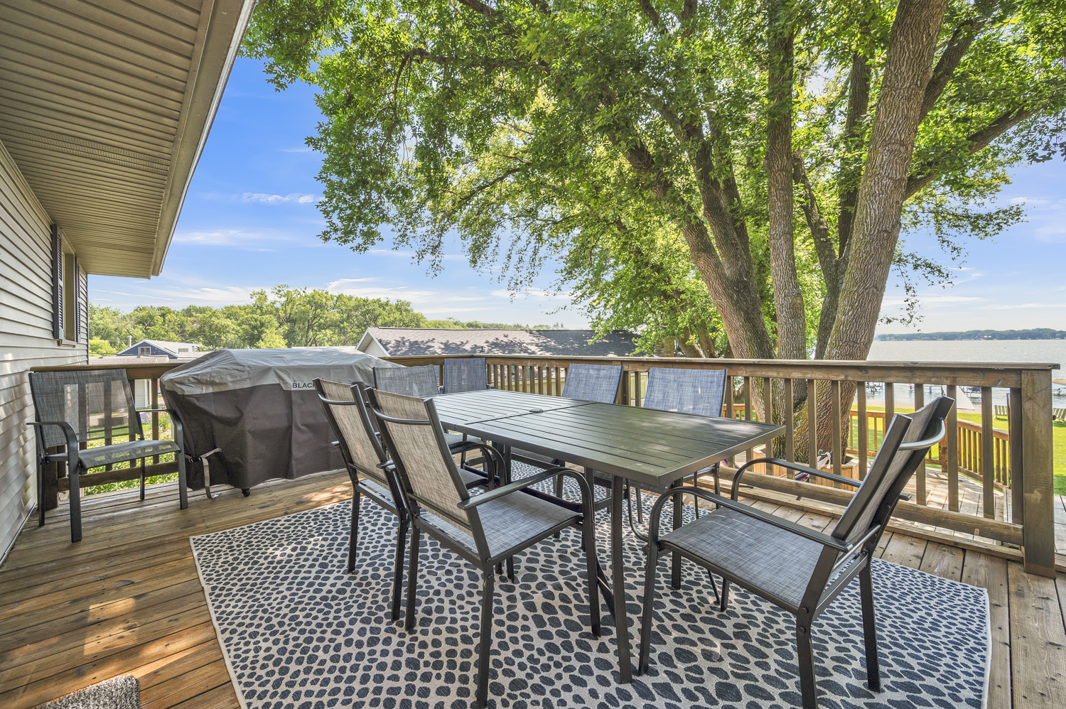 Great deck space - outdoor dining