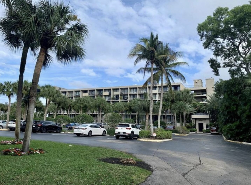 Welcome to the Lakeshore Club Condominiums!