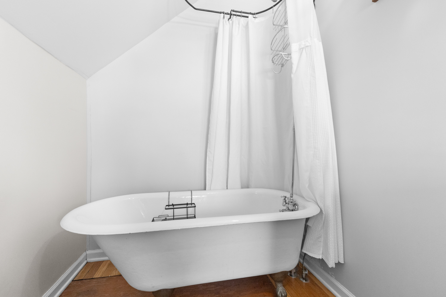 Upstairs Ensuite Bathtub