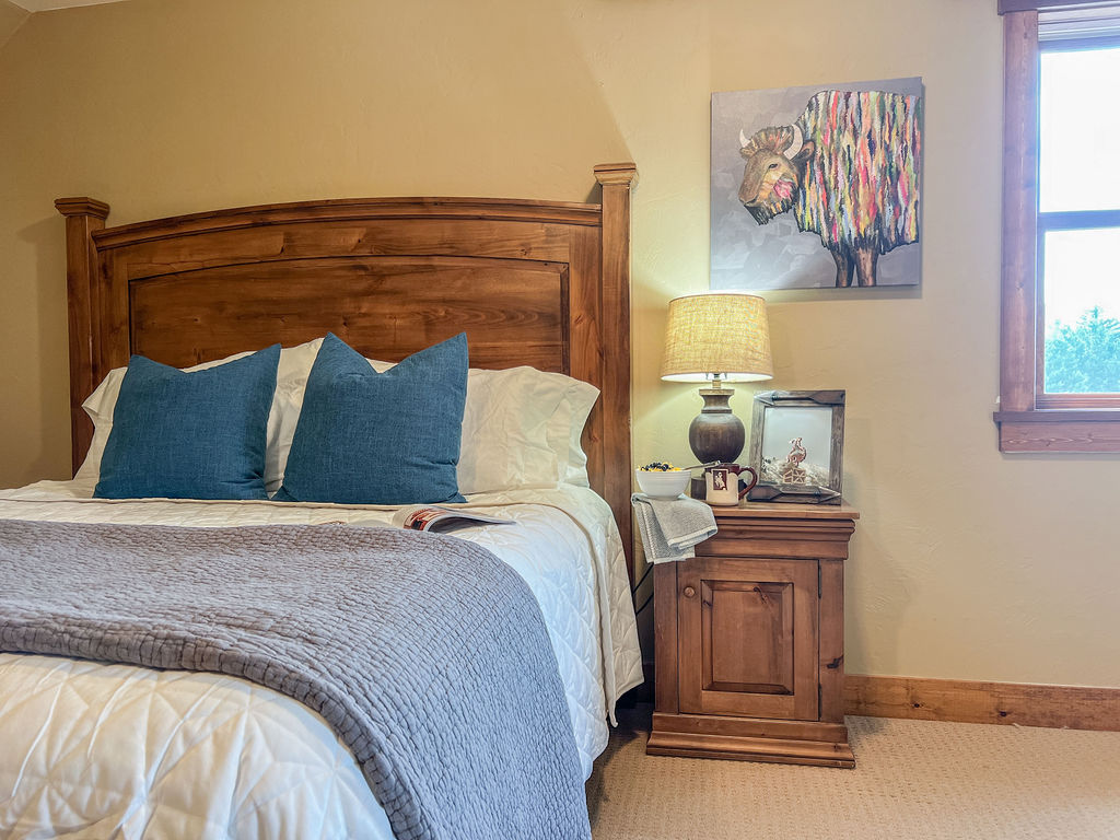 Master Bedroom on Upper Level w/ King Bed & Private 3/4 En suite Bathroom