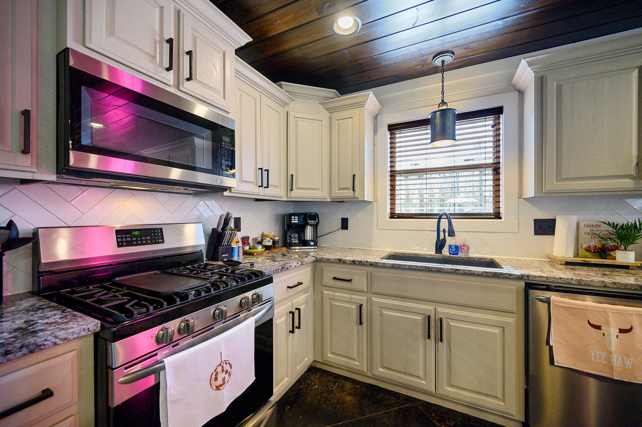 Whether you're baking, cooking, or reheating, the oven, stove, and microwave have you covered for every culinary adventure.