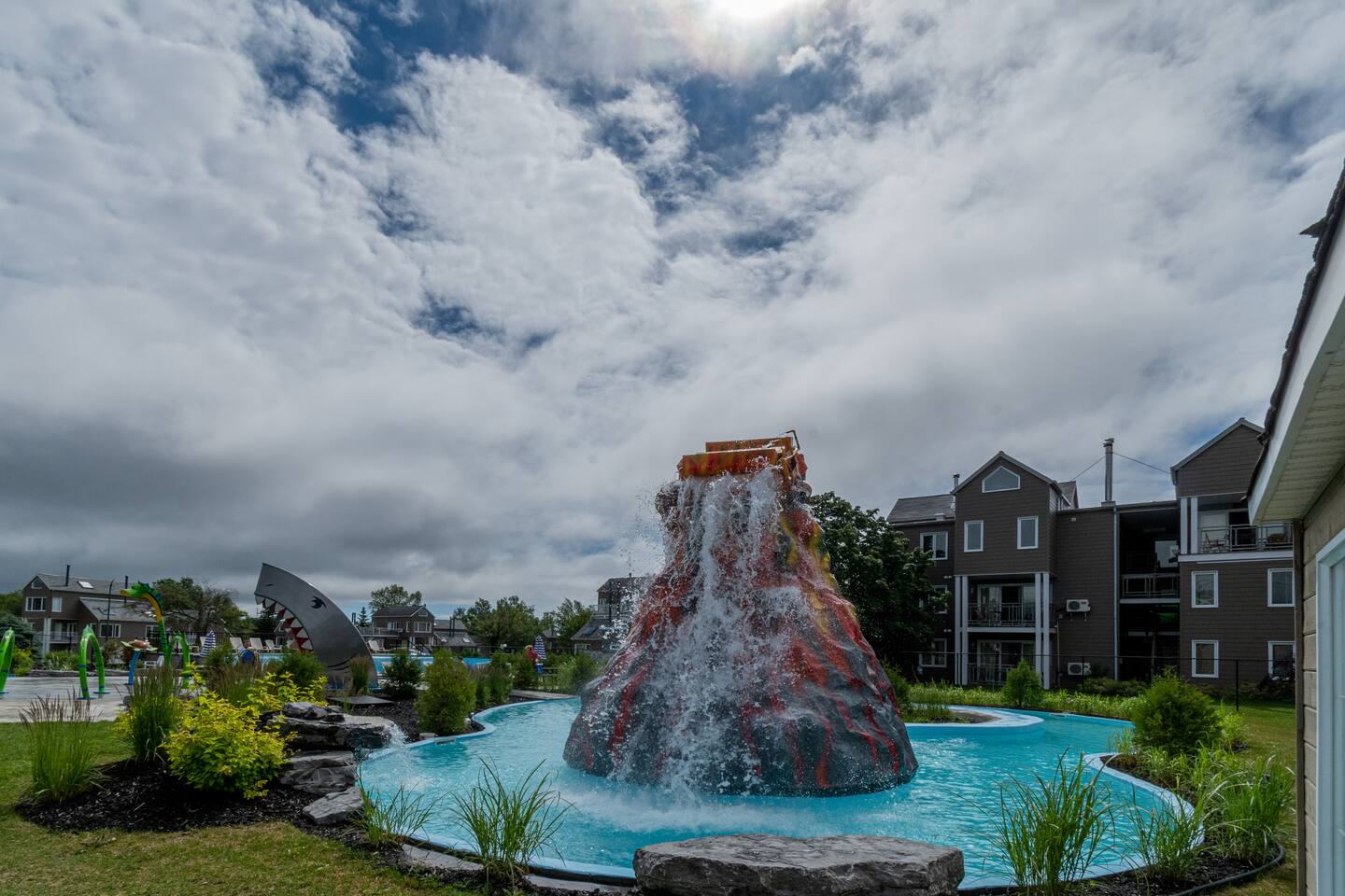 Gratuit sur le site même, en  période estivale :
Parc aquatique avec glissades, plusieurs piscines, jeux d'eaux, etc.