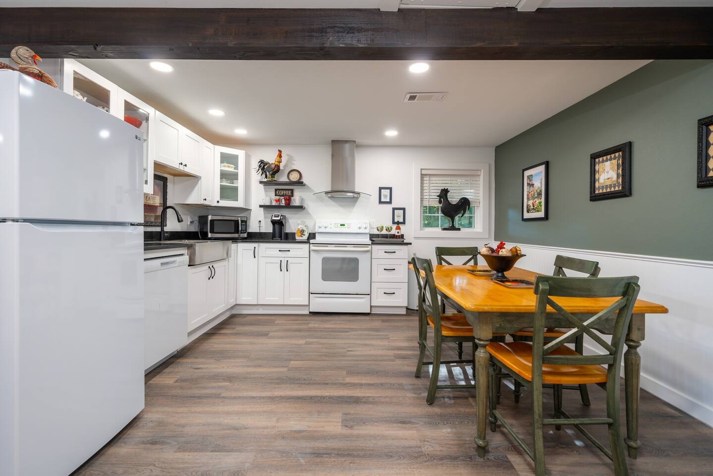 Country Farmhouse Kitchen fully equipped with dining table seats 4