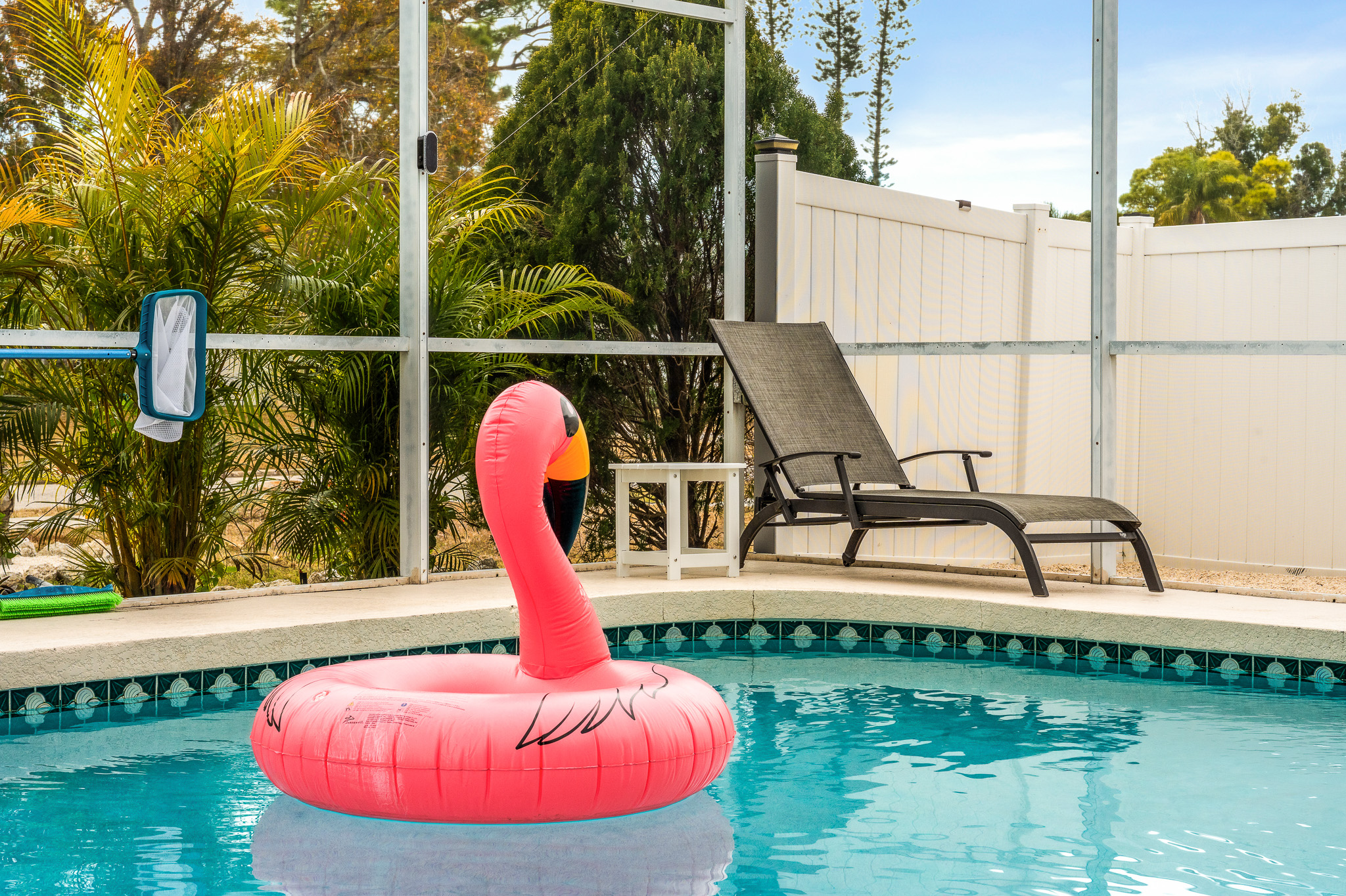 ☀️ Enjoy resort-style living with pool, tiki bar with TV, sun loungers, and a screened lanai.