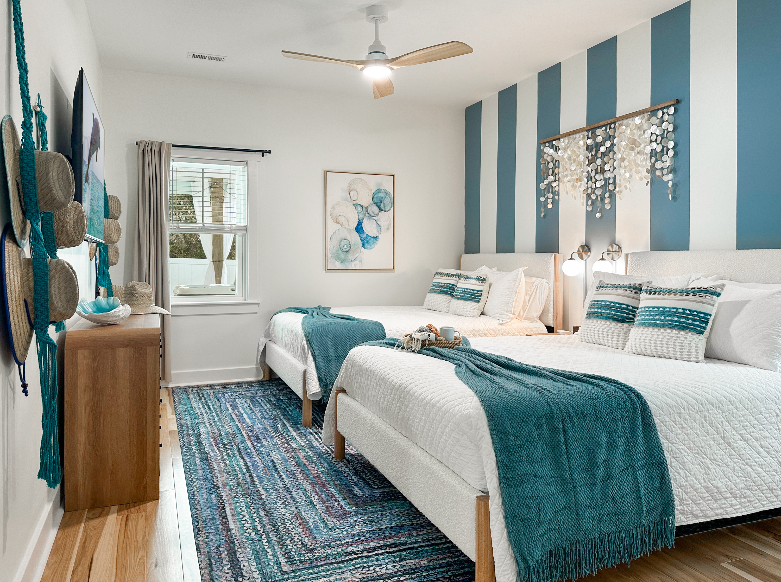 The Seashell Queen Suite has 2 queen beds.