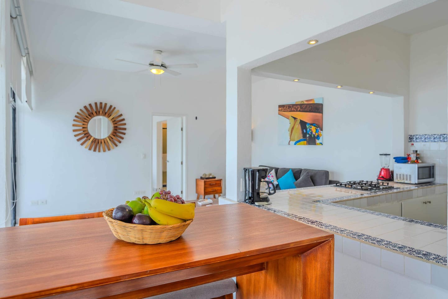 Kitchen and dining table 
Cocina y comedor
