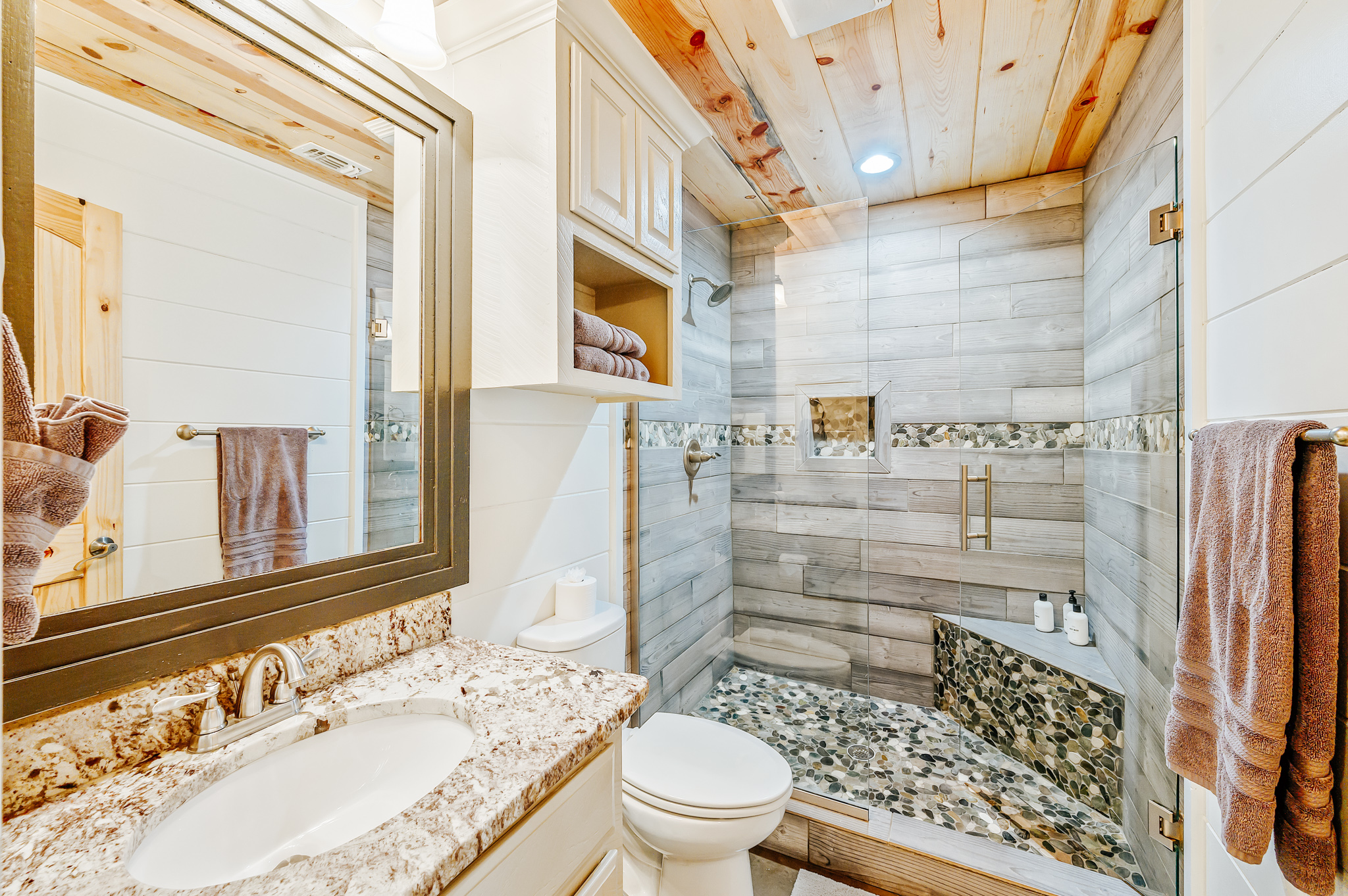 Relaxing 2nd bathroom w/ high quality soft towels, and amenities