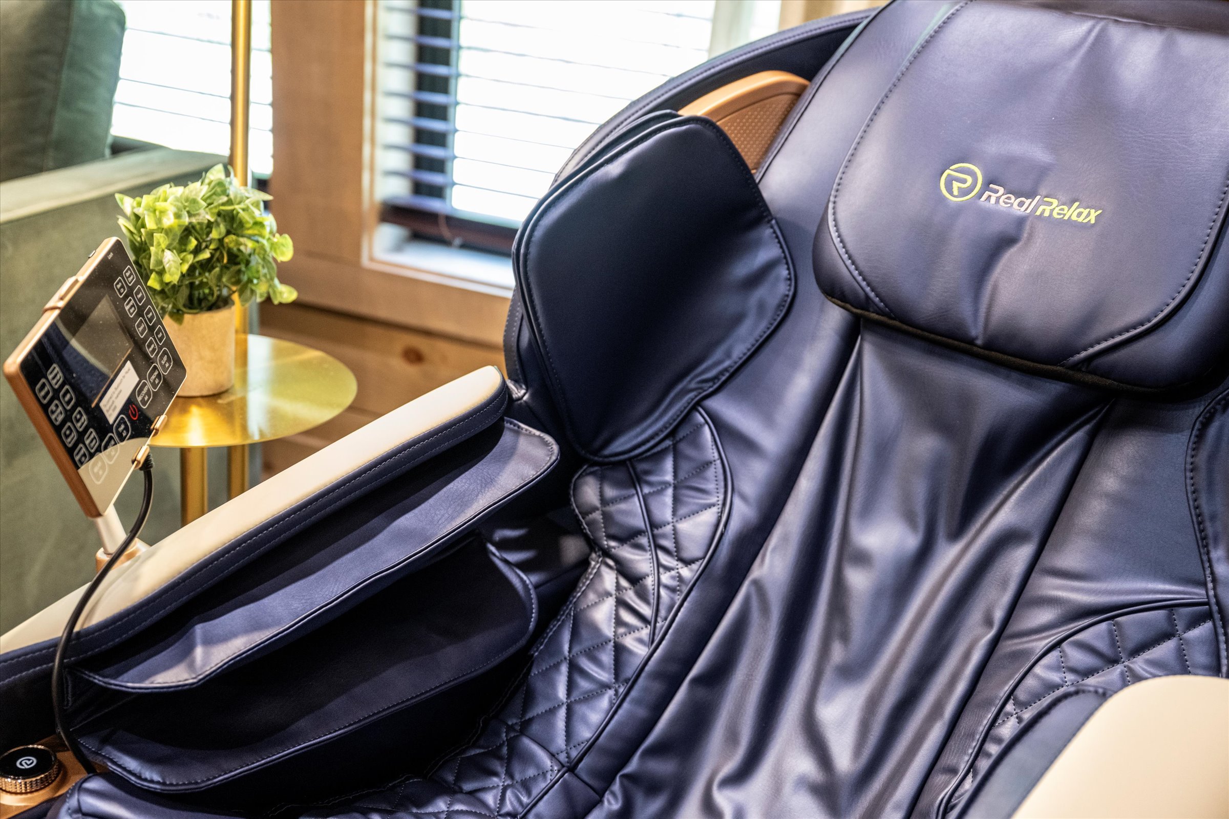 🪑 Need a real reason to book? Meet your post-hike bestie. This full-body massage chair is next-level relaxation.