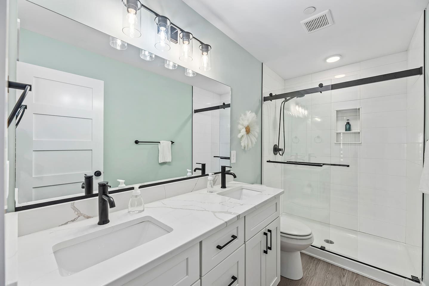 Primary Bedroom Bathrom