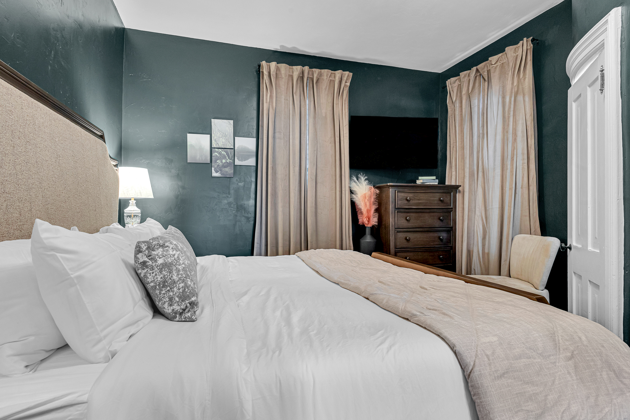 Lower King bedroom