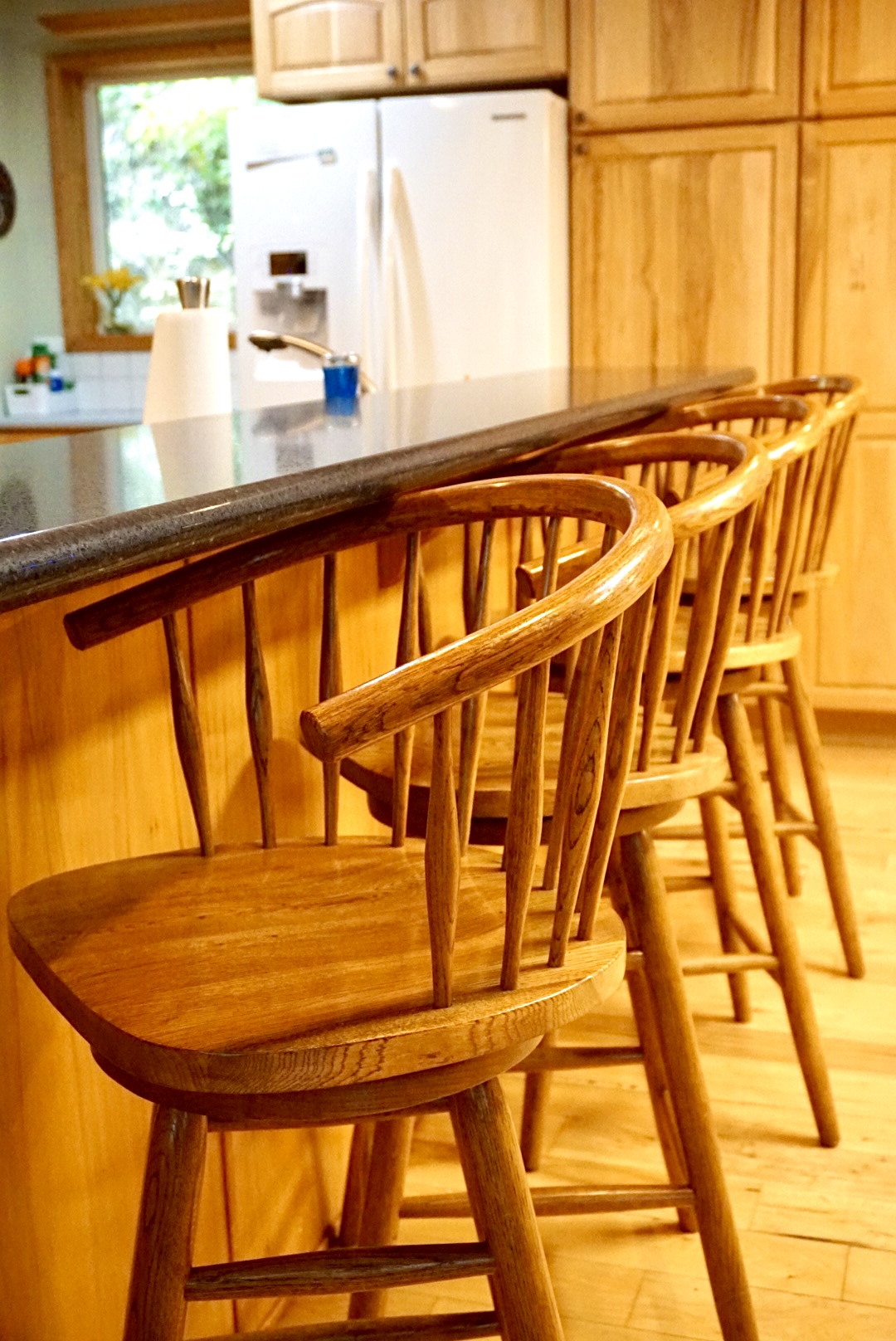 Kitchen Bar: Gather at the elegant wooden bar for meals and memorable conversations!
