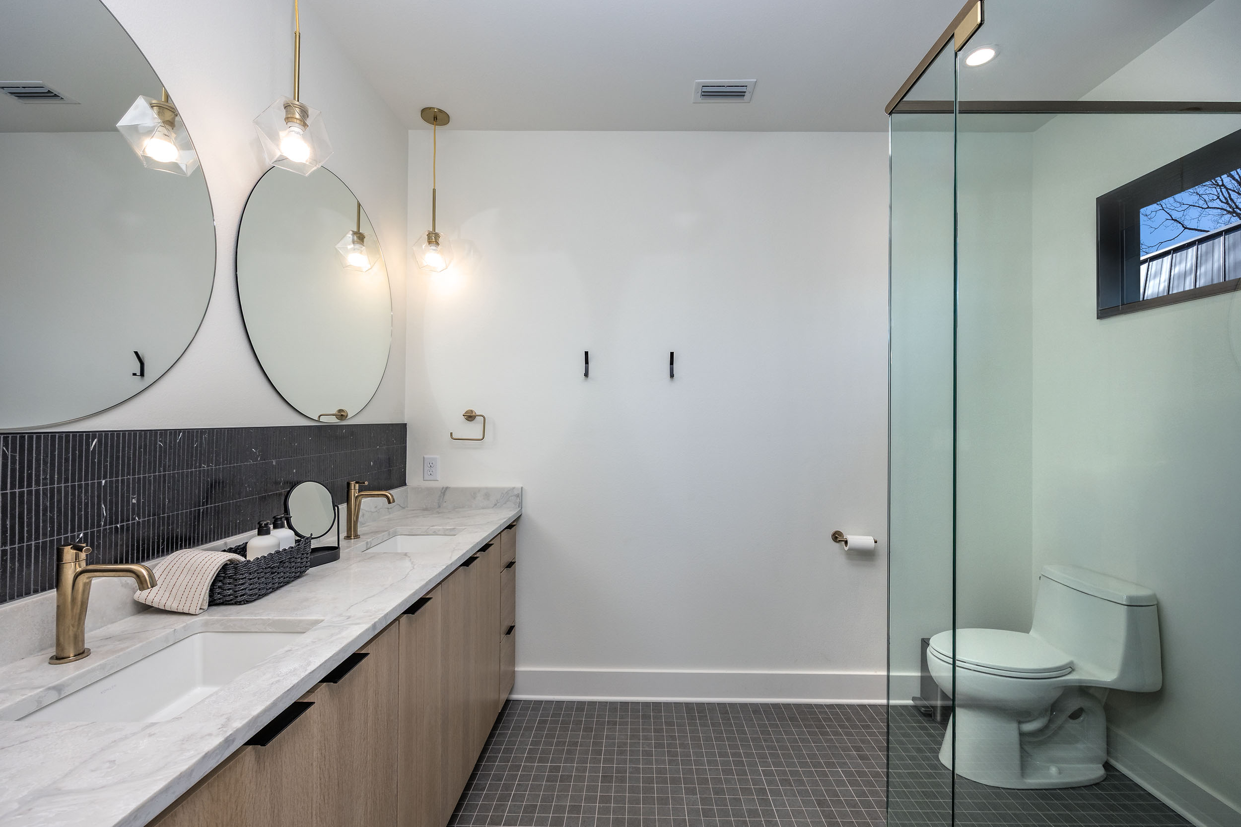 This king suites bathroom reveals the full scope of its architectural beauty and relaxing ambiance.