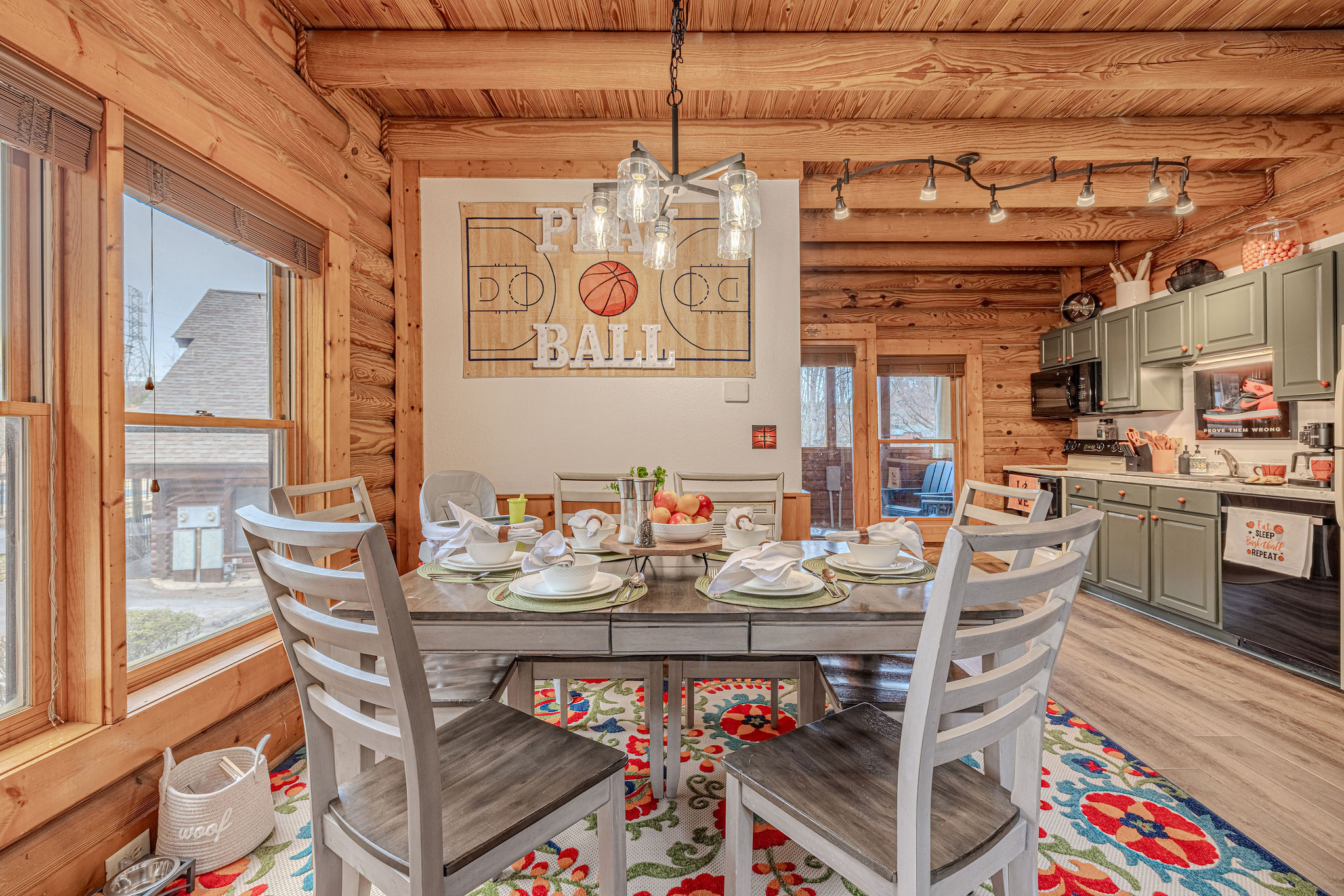 Dining area, perfect for dinners with family and friends!