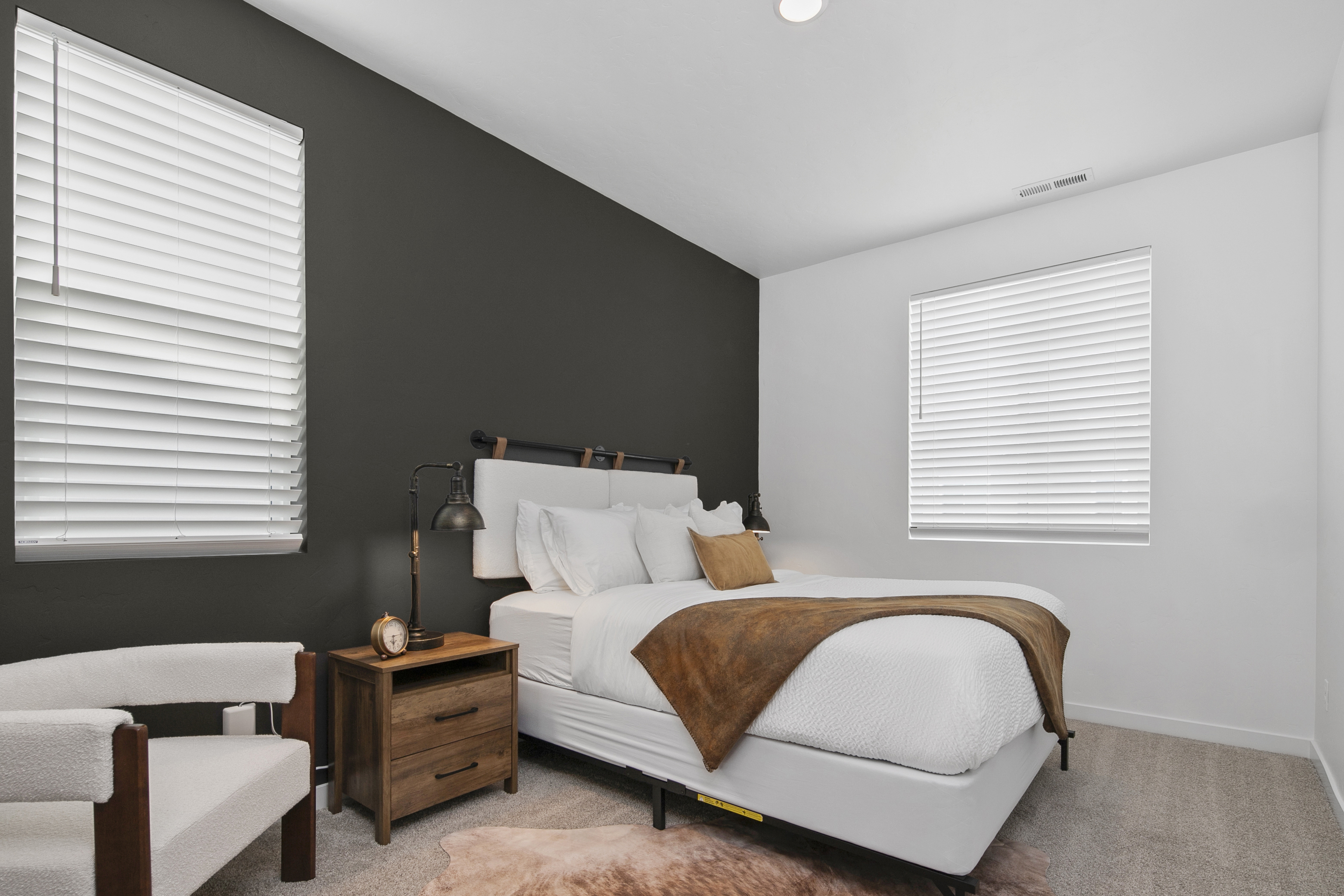 Queen Bed in Guest Room 2