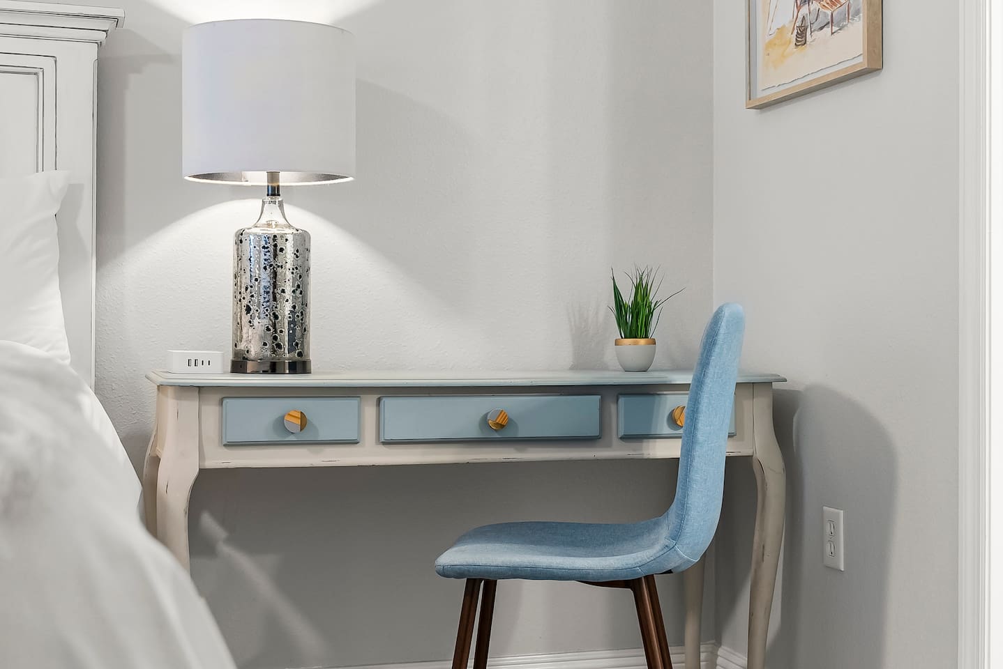Need to catch up on emails or journaling your beach adventures? This cozy desk nook with chic coastal flair offers the perfect spot to work or unwind.