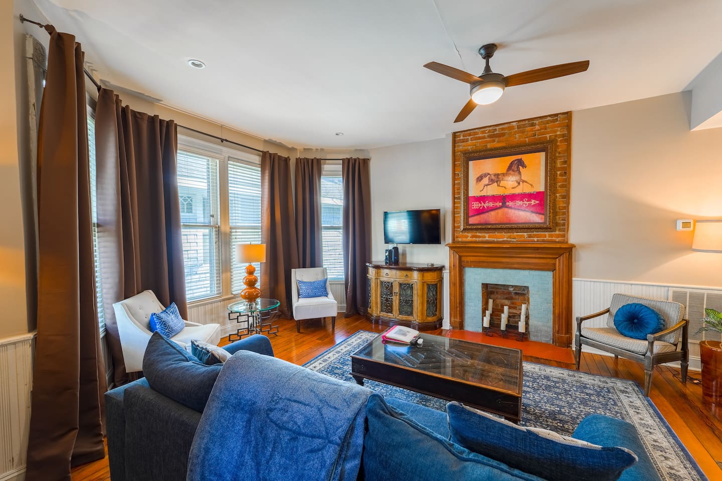 Spacious Living Room with plenty of seating for all your guests, including a new sofa. 