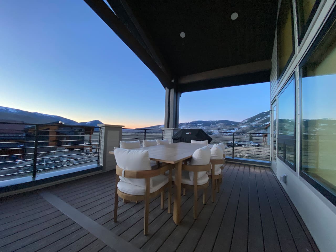 Outdoor dining on deck.