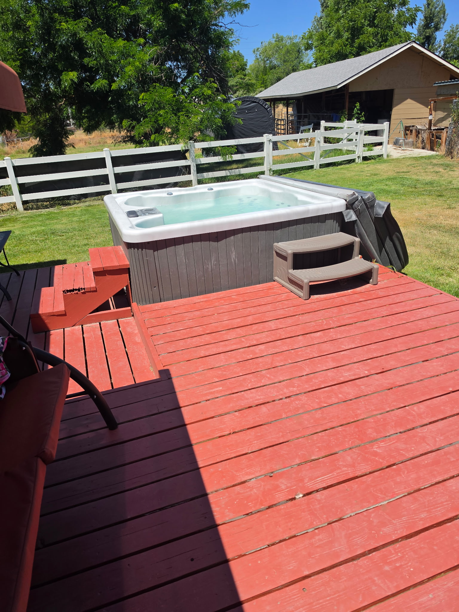 Enjoy a well-maintained hot tub in the evening while gazing up at the stars.