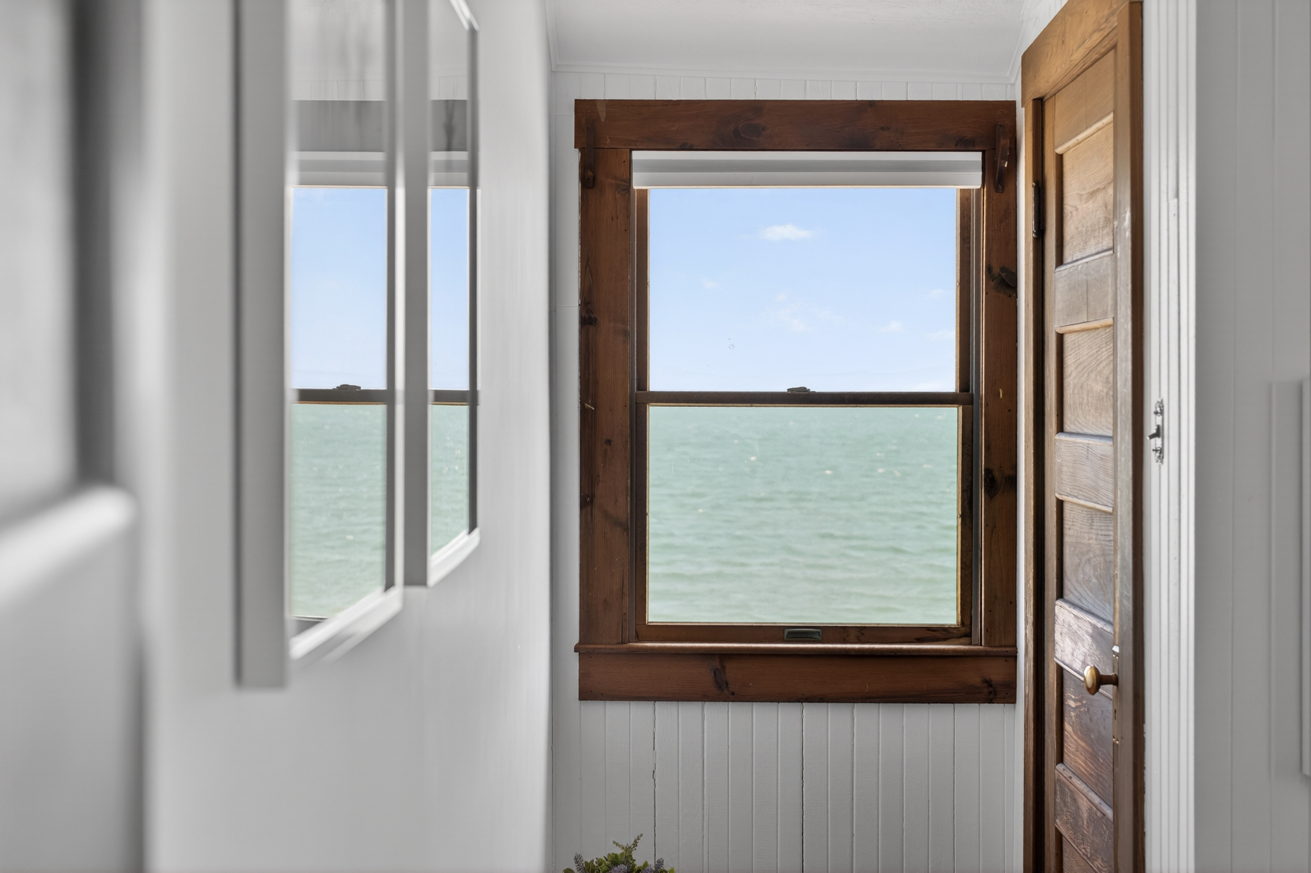 A calm retreat featuring a full bed and endless ocean scenery right outside your window. 🌴