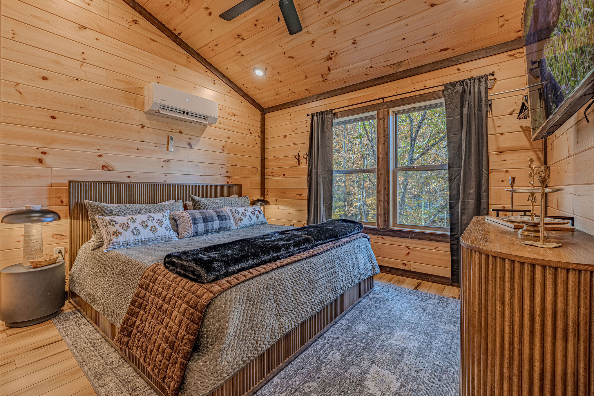 Upstairs king bedroom - feels like you are floating in the trees.